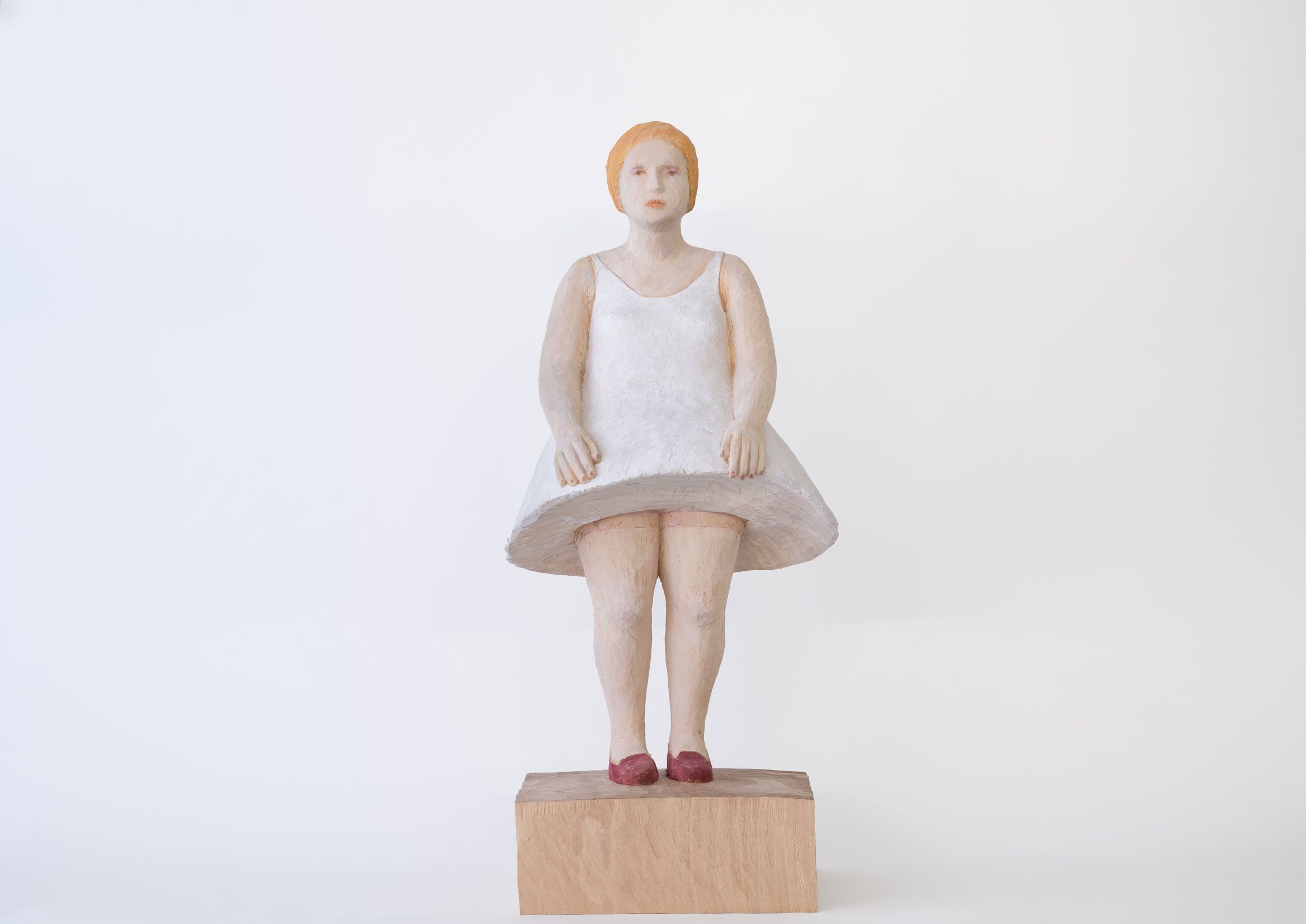 Holzskulptur von Ursula Bucher mit dem Titel: Frau in luftigen Kleid
